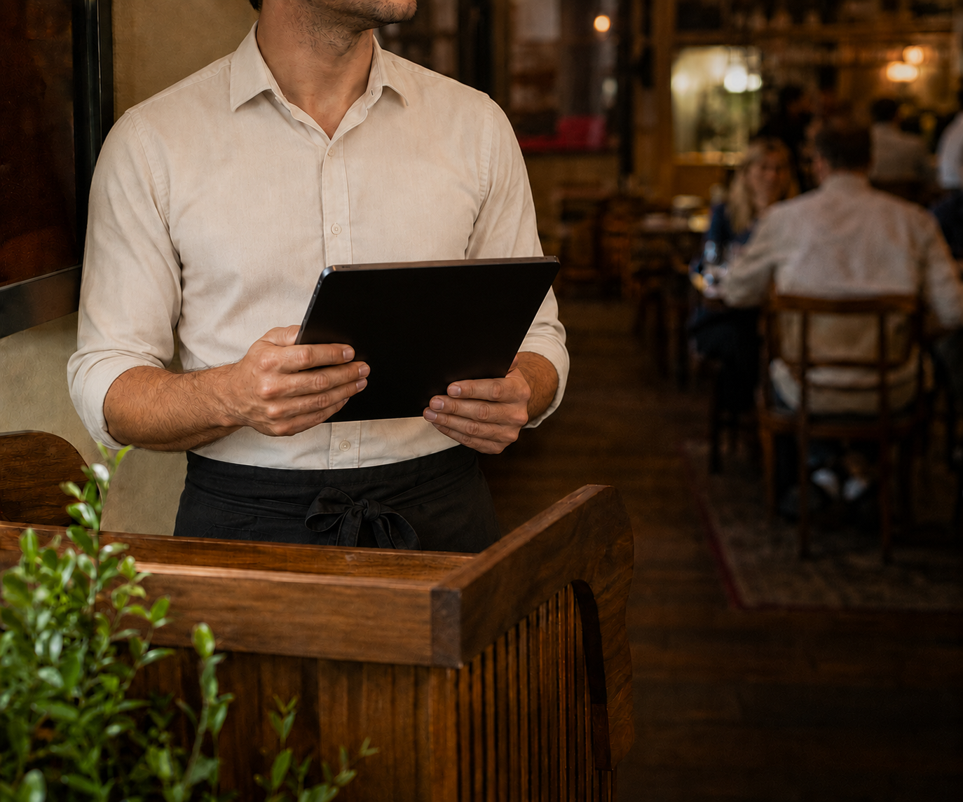 Recepção do salão com um tablet em mãos