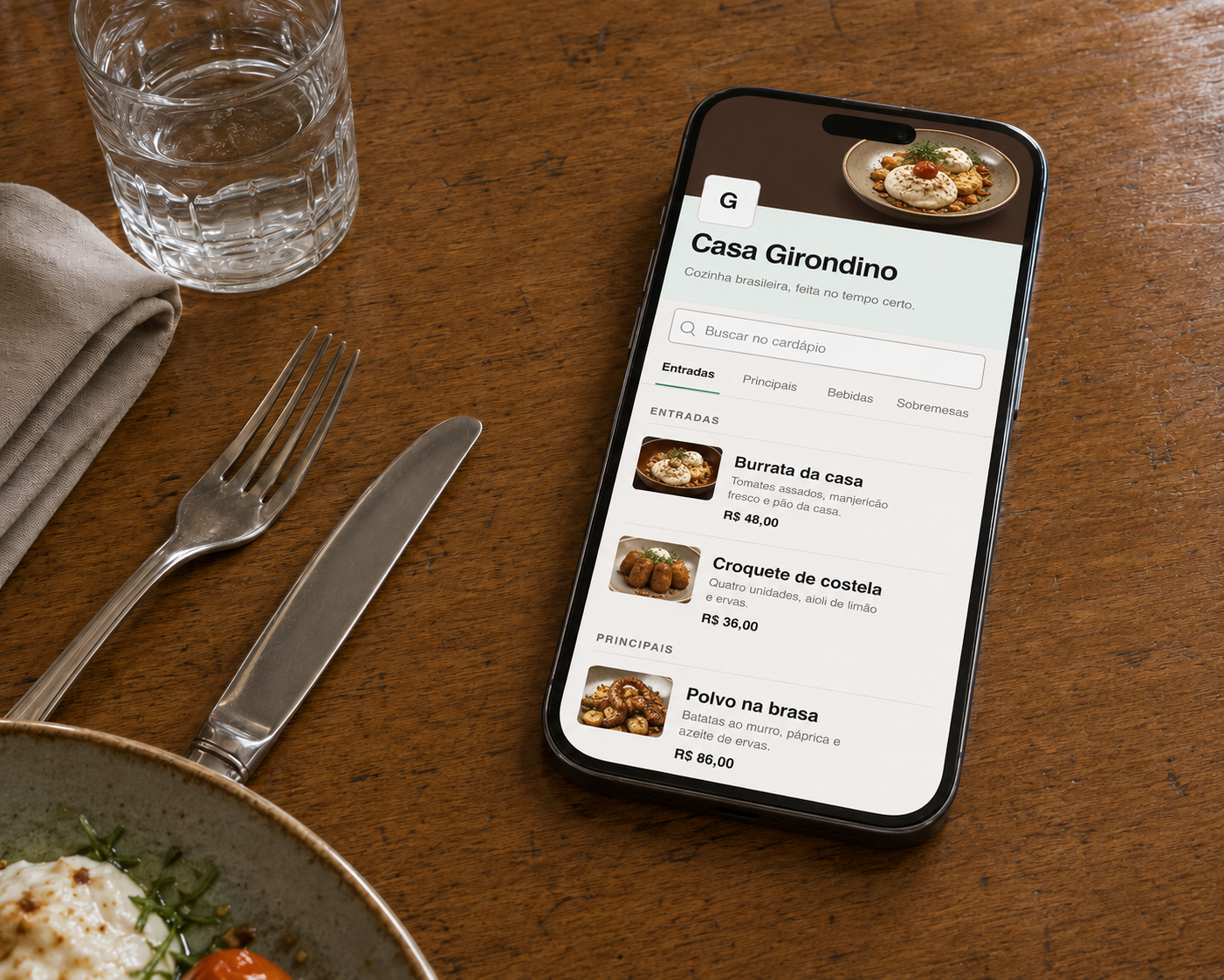 Cardápio digital aberto em um celular sobre a mesa do restaurante